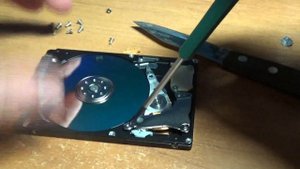 Разбираем жесткий диск ноутбука