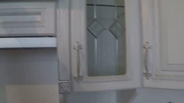 Белая кухня с серебристой патиной в классическом стиле смотреть онлайн