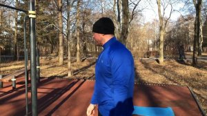 Тренировка с резиновой лентой на улице