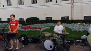 «Позови меня с собой», «Красиво», «Седая ночь». Уличные музыканты «WhoIsNextBand» на Невском пр. СП
