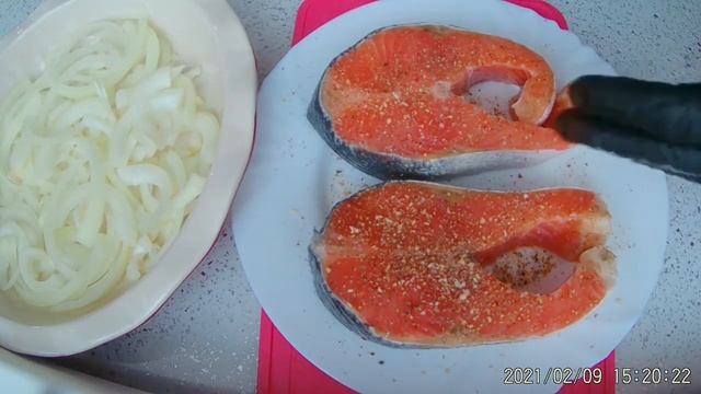 Форель на луковой подушке запечёная в духовке под грилем.