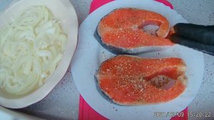 Форель на луковой подушке запечёная в духовке под грилем.