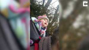 Маленькая девочка впервые слышит пение птиц 