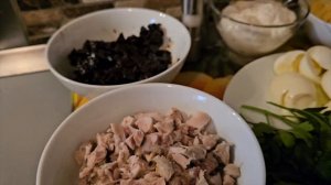Салат с черносливом и курицей.