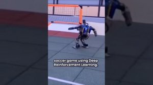 Маленького робота с ИИ сбивают с ног, но он поднимается и продолжает играть в футбол