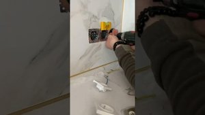 Установка монтаж розеток рамок