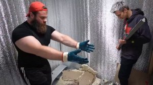 Выбираемся из Гигантского Непробиваемого Ящика !