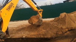 Работа экскаватора-погрузчика Tarsus 885