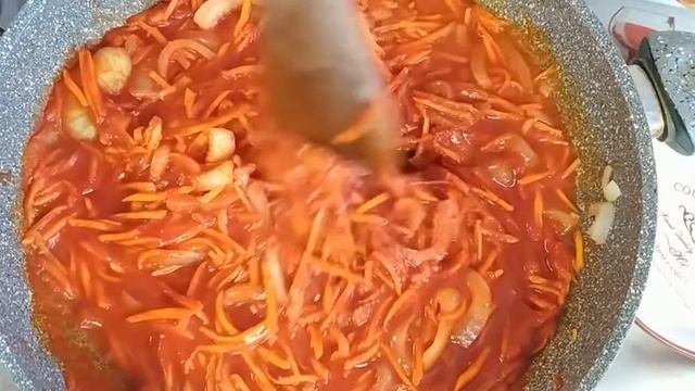 Минтай в томатном соусе с овощами(подойдет любая белая рыба).