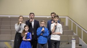 Лодка по волнам во тьме плывёт