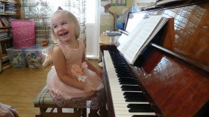 Ярослава Лемешкина, 4 года. Второй менуэт Л.Моцарта. (Открытый урок)