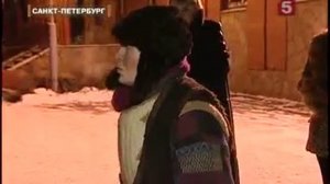 СТАЯ СОБАК НАПАДАЕТ НА ЛЮДЕЙ