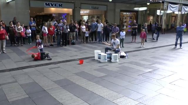 Парень отжигает на ведрах-барабанах в центре Сиднея смотреть онлайн