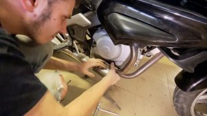 Replacing rear brakes on Honda Deauville nt700v | Замена задних тормозов Хонда Дювиль