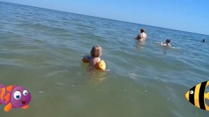 плаваем в море с нарукавниками