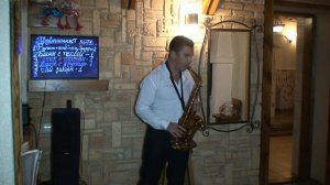 Приятный саксофон в вечернем кафе. Pleasant saxophone in the evening cafe.