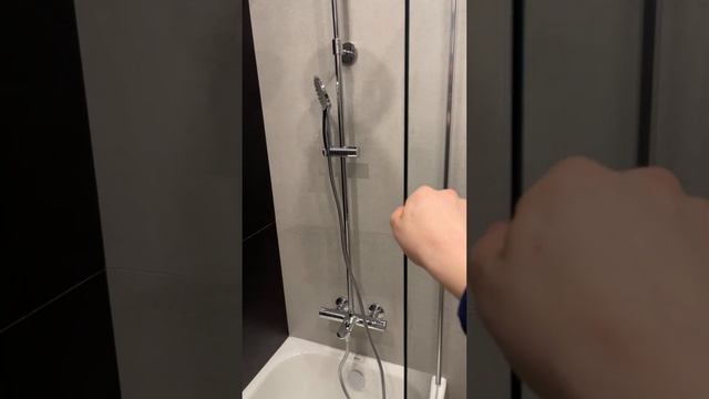 Стеклянное ограждение для ванны. Обзор распашной шторки на ванну