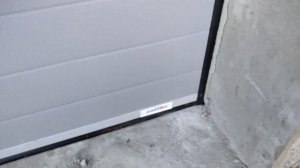 Уплотнитель двухлепестковый резиновый по бокам от секционных ворот ЗАЙГЕР (ZAIGER)