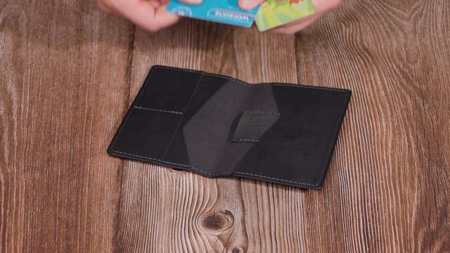 Огляд шкіряної обкладинки на паспорт утримувачем для Apple AirTag GRANDE PELLE 11620 смотреть онлайн