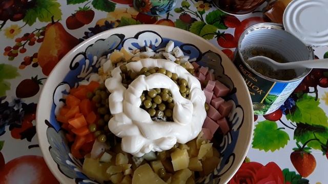 Салат ОЛИВЬЕ со свежим огурцом .