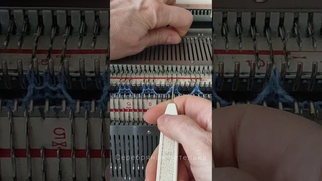 Узор для вязальной машины на базе резинки 3 на 3 через 2 иглы. Ручная деккеровка. смотреть онлайн