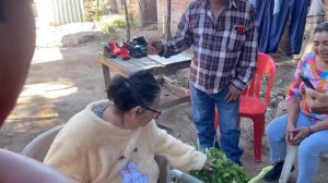 Doña Mari sigue bien le llevamos calabacitas y verdura para que coma sano