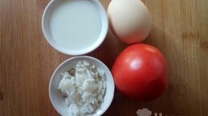 Омлет с рисом и помидорами на сковороде