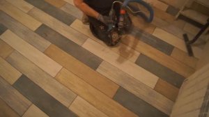 Как быстро и без пыли очистить швы плитки от клея.