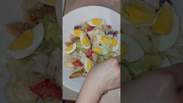 Цезарь с курицей. Любимый салатик, просто, вкусно, красиво!Ничем не хуже, чем в ресторане ?