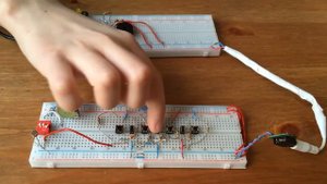 Простой электронный синтезатор на таймере 555.