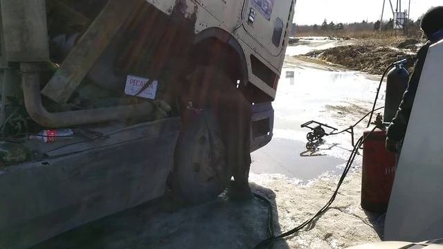Навариваем на заломыша гайку нагреваем резаком и пытаемся выкрутить из выпускного коллектора, стави