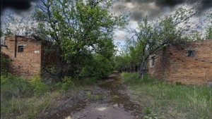 асмр гуляем по заброшенной деревне.звук гравия под ногами.шаги.треск