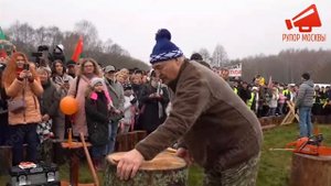 Александр Лукашенко колет дрова