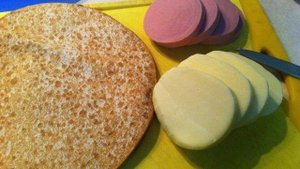 Конвертики из лаваша с колбасой и сыром