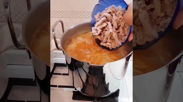 Борщ из свеклы с курицей, свежей капустой и морковкой