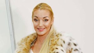 Задравшая ногу Волочкова продемонстрировала мохнатый лобок.