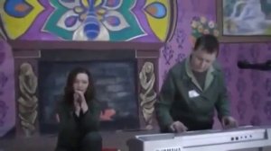 Не уходи! Дай подняться с колен.
