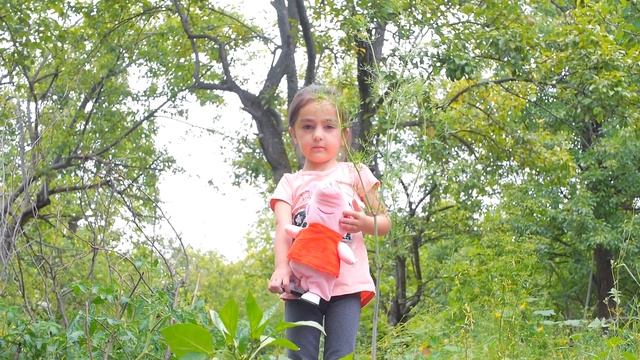 Аревик показывает свинке Пеппе свой огород, Пеппа любит гулять в огороде смотреть онлайн