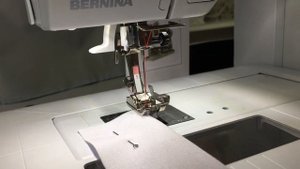Секрет лапки Bernina #5! Она отстрочит изделие на 0.1см; 0.2см; 0,3см от края! А Вам слабо?!!)