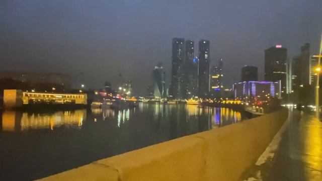 Москва. Вечер. Краснопресненская набережная. Гостиница Украина.