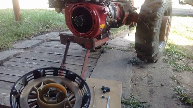 Мотоблок МТЗ 09 - замена стартера(обрыв шнура) смотреть онлайн