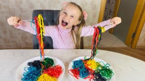 Полина и папа играет готовят цветную лапшу.