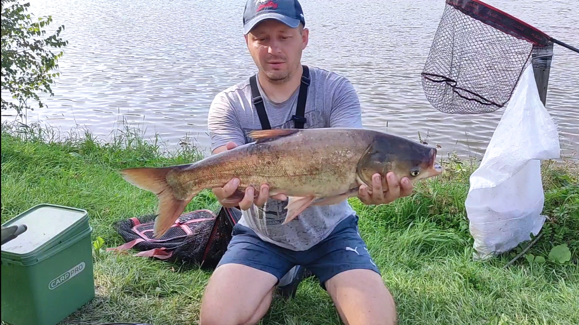 Удачно отловился по толстолобику. Рыбалка на технопланктон. Рыбалка на карпа и замешивание прикормки смотреть онлайн