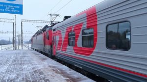 Остановка на станции Бекасово-1: электровоз ЭП20-019 с поездом№131М Москва-Новозыбков 30.12.2020