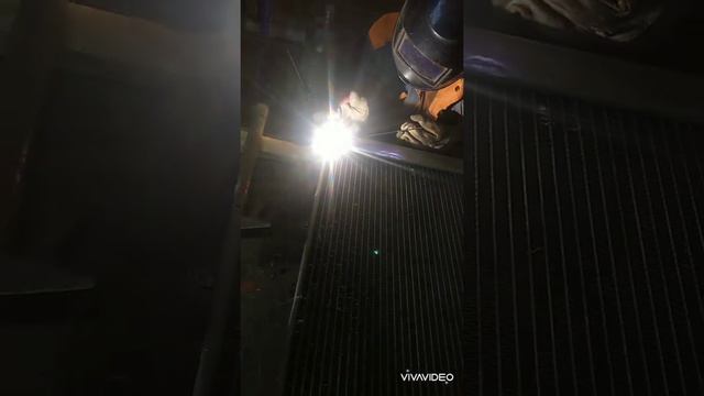 РЕМОНТ АЛЮМИНИЕВОГО РАДИАТОРА . ЗАМЕНА ПЛАСТИКОВЫХ БАЧКОВ НА АЛЮМИНЕВЫЕ смотреть онлайн