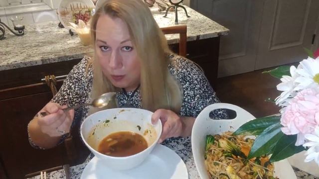 мукбанг Солянка огромная порция китайская лапша с курицей