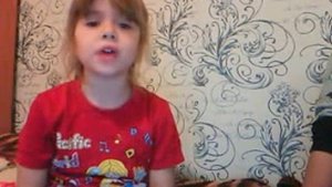 Девочка 5 лет поёт на индийском