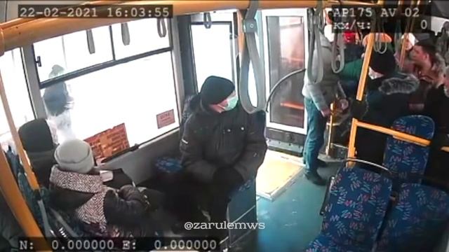 С чего началась потасовка в автобусе – перевозчик 45-го маршрута показал начало инцидента