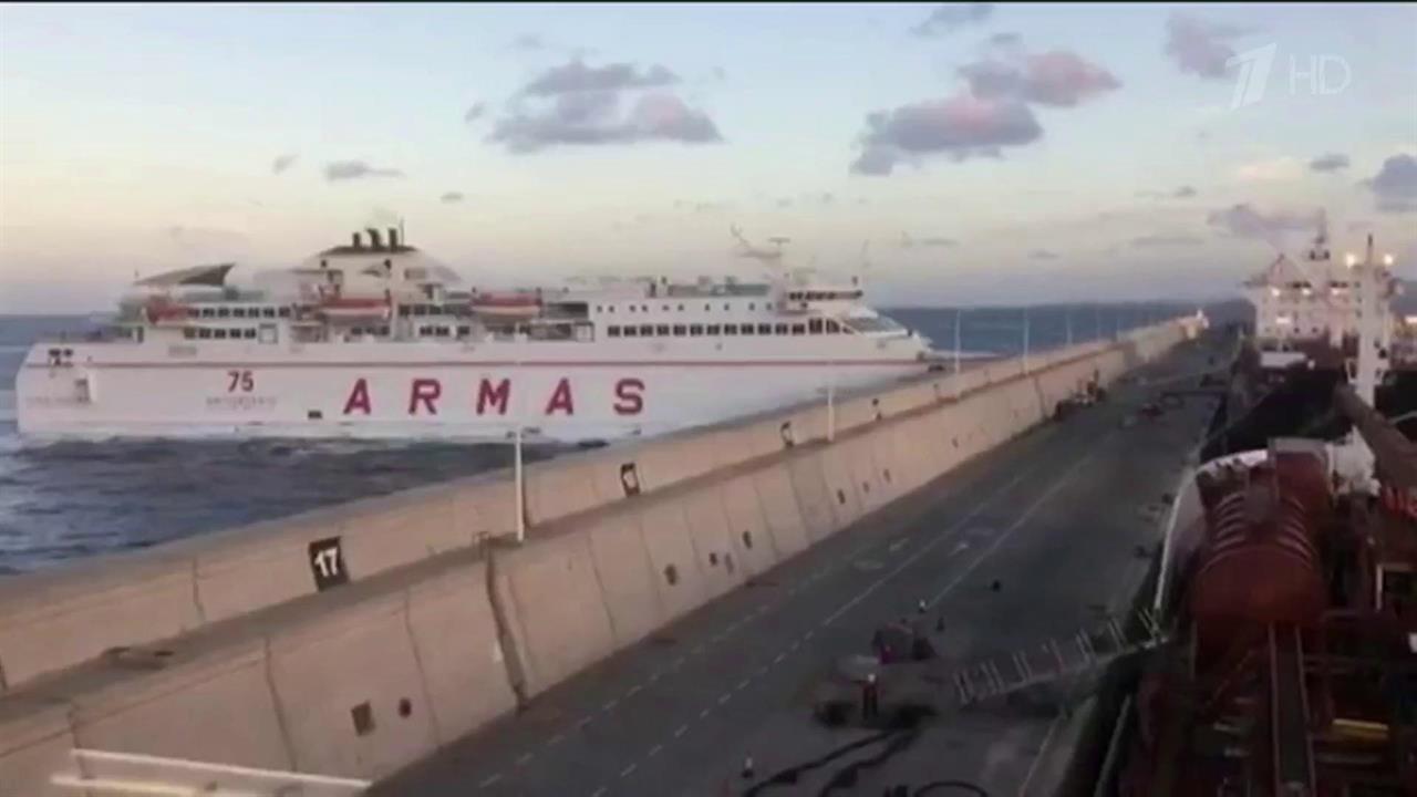 На Канарах неуправляемый пассажирский паром врезался в пирс