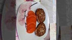 КОТЛЕТЫ ИЗ РЫБНОГО ФАРША И ЧЕБУРЕКИ  ТОЖЕ ИЗ РЫБНОГО ФАРША....ПРОБУЙТЕ ВКУСНО ОЧЕНЬ.